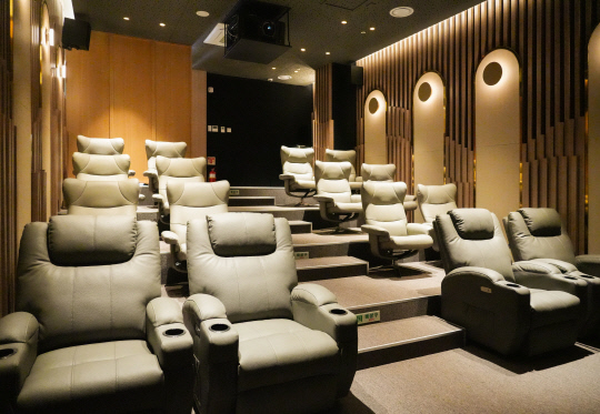 인천 최초 아파트 단지 내 입주민 전용 동시 상영 영화관 '로열 씨네마 라운지' 내부 모습. [DK아시아 제공]